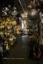 Image du Maroc Professionnelle de  Dans cette ancienne galerie du souk Semmarine, une véritable caverne d’Ali Baba à Marrakech, où l’on retrouve principalement des bazars, marchands d'objets de cuivre fait par des artisans locaux, le 8 Décembre 2018. (Photo / Abdeljalil Bounhar)